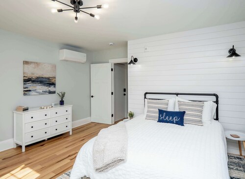 Jennifer's Modern & Comfy Broadway Walkable Stay