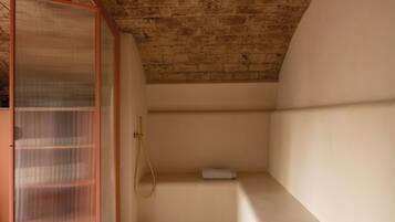 Hot stone-massage, deep tissue-massage, massagebehandlinger