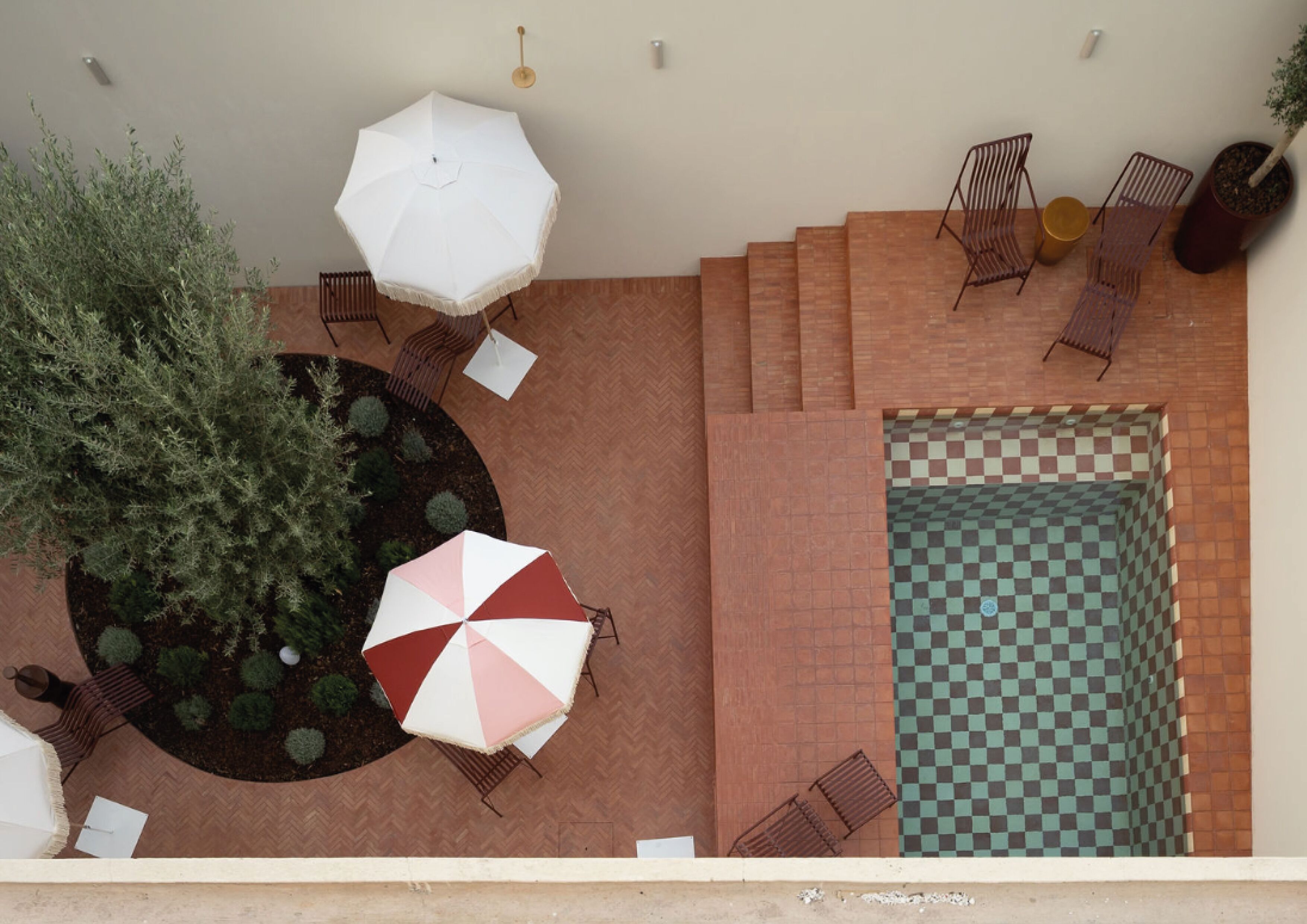 Terraza en la azotea con piscina a cuadros, mobiliario exterior y un árbol grande.