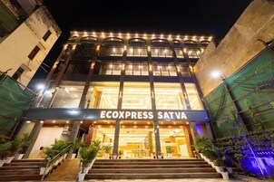 L’entrée d’un hôtel, avec une enseigne indiquant « ECOEXPRESS SATVA ».