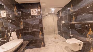Executive Room, City View | Bathroom | Bathrobes
