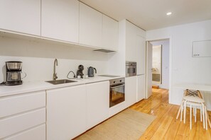 ثلاجة، ميكروويف، فرن، موقد طهي مسطح