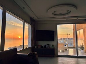 Apartment, 2 Bedrooms, Smoking, Balcony | Living room