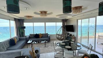 Apartment, 2 Bedrooms, Smoking, Balcony | Living room