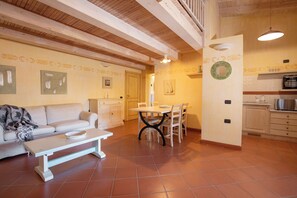 公寓, 2 间卧室 | 起居区 | 30-英寸电视（配备卫星频道）