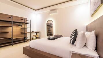 Tabla de planchar con plancha, wifi y ropa de cama