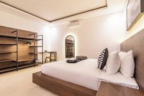 Tabla de planchar con plancha, wifi y ropa de cama