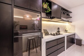 Mikroaaltouuni, liesi, leivänpaahdin