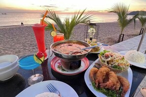تناول الطعام بالخارج