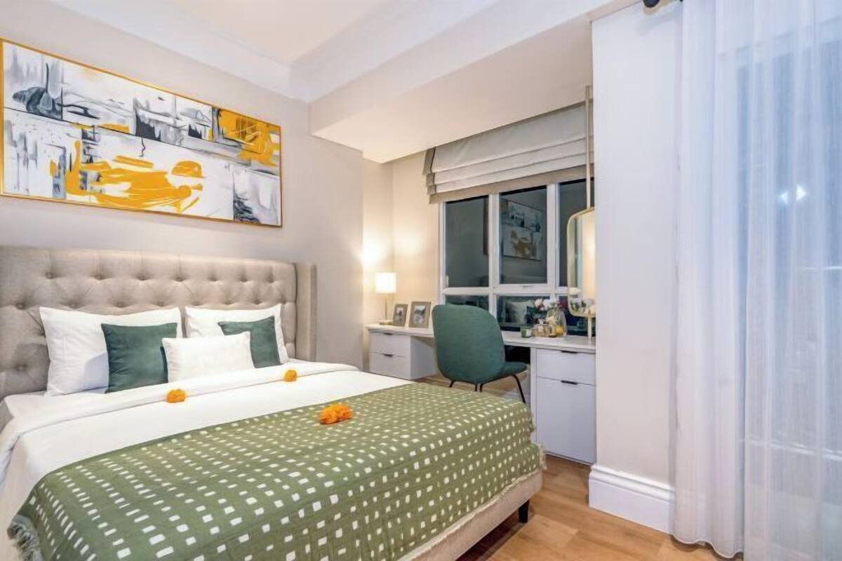 Ein Schlafzimmer mit Bett, Schreibtisch und Stuhl.