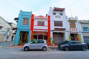 A row of multi-story buildings with a parking lot in front. - 57 Ruma Oren Heritage Jonker Residence (Melaka)