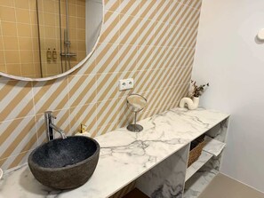 Dusche, umweltfreundliche Kosmetikartikel, Haartrockner, Handtücher