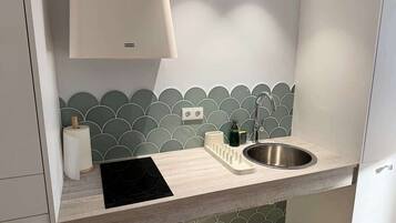 Een koelkast, een magnetron, een kookplaat, een vaatwasser