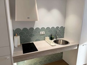 Kühlschrank, Mikrowelle, Herdplatte, Geschirrspüler