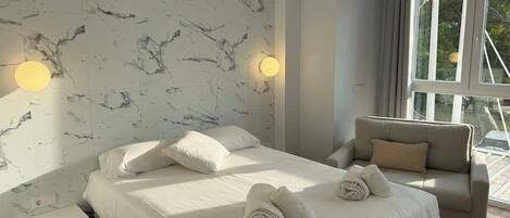 1 habitación, tabla de planchar con plancha y cuna de viaje