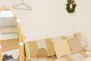 Room - Hongdae Sinchon 10min/ Max 4/ Early Check-in/ Bag Storage/ Netflix (Seoul)