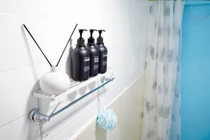 Room - Hongdae Sinchon 10min/ Max 4/ Early Check-in/ Bag Storage/ Netflix (Seoul)