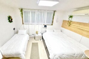 Room - Hongdae Sinchon 10min/ Max 4/ Early Check-in/ Bag Storage/ Netflix (Seoul)