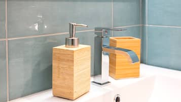 Ducha, secador de pelo, toallas