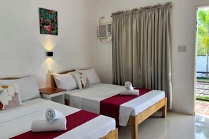 Une chambre d’hôtel avec deux lits, une pancarte indiquant « MAISON », un appareil de climatisation et une vue sur l’extérieur.