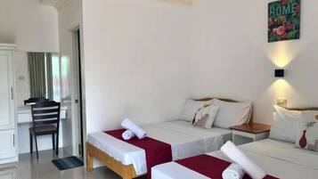 Una habitación de hotel con dos camas individuales, un escritorio y una silla.