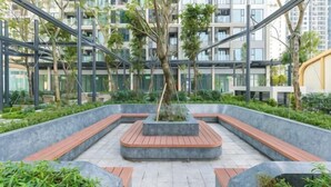 A modern building with a central courtyard, surrounded by balconies and greenery. - LISA HOUSE - MASTERI WEST HEIGHTS - VINHOMES SMART CITY (Hanoi)