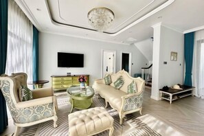 Un salon moderne comprenant un canapé, une table basse et un téléviseur.