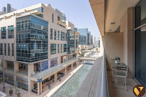 Luksusstudio, balkong, byutsikt | Strykejern/-brett, barnesenger, wi-fi (inkludert) og sengetøy