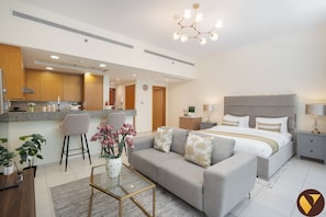 Studio luxueux, balcon, vue sur la ville | Aire de séjour | Téléviseur connecté de 55 po avec télévision par satellite