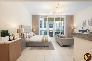 Luksusstudio, balkong, byutsikt | Strykejern/-brett, barnesenger, wi-fi (inkludert) og sengetøy