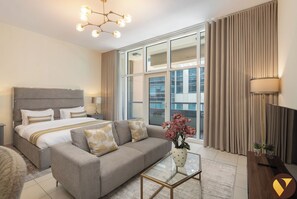 Luxury-Studio, Balkon, Stadtblick | Wohnbereich | 55-Zoll-Smart-TV mit Satellitenempfang