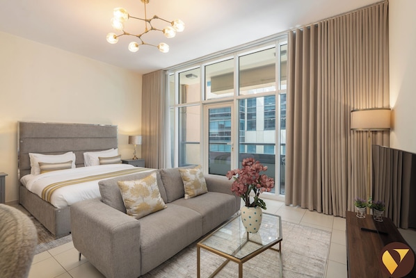 Luksusstudio, balkong, byutsikt | Strykejern/-brett, barnesenger, wi-fi (inkludert) og sengetøy