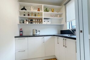Room - 5 Bed Panoramic Sea & Town View (Oamaru)