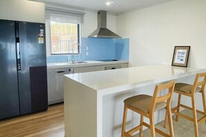 Room - 5 Bed Panoramic Sea & Town View (Oamaru)