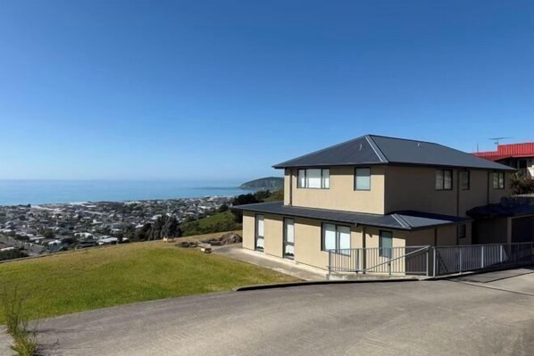Exterior - 5 Bed Panoramic Sea & Town View (Oamaru)