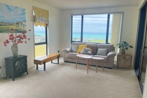 Room - 5 Bed Panoramic Sea & Town View (Oamaru)