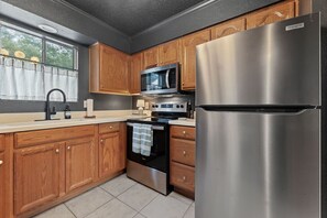 ثلاجة، ميكروويف، فرن، موقد طهي مسطح