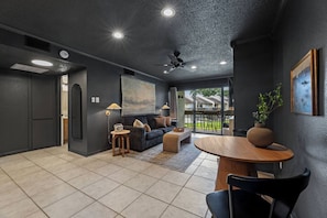 Interior - Couples Lakefront Conroe Retreat (Montgomery)
