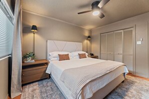 1 bedroom, desk, iron/ironing board, WiFi - Couples Lakefront Conroe Retreat (Montgomery)