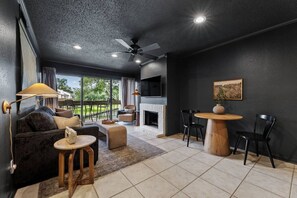 TV - Couples Lakefront Conroe Retreat (Montgomery)