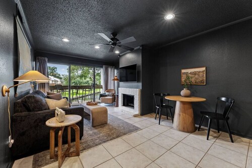 Couples Lakefront Conroe Retreat