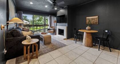 Couples Lakefront Conroe Retreat