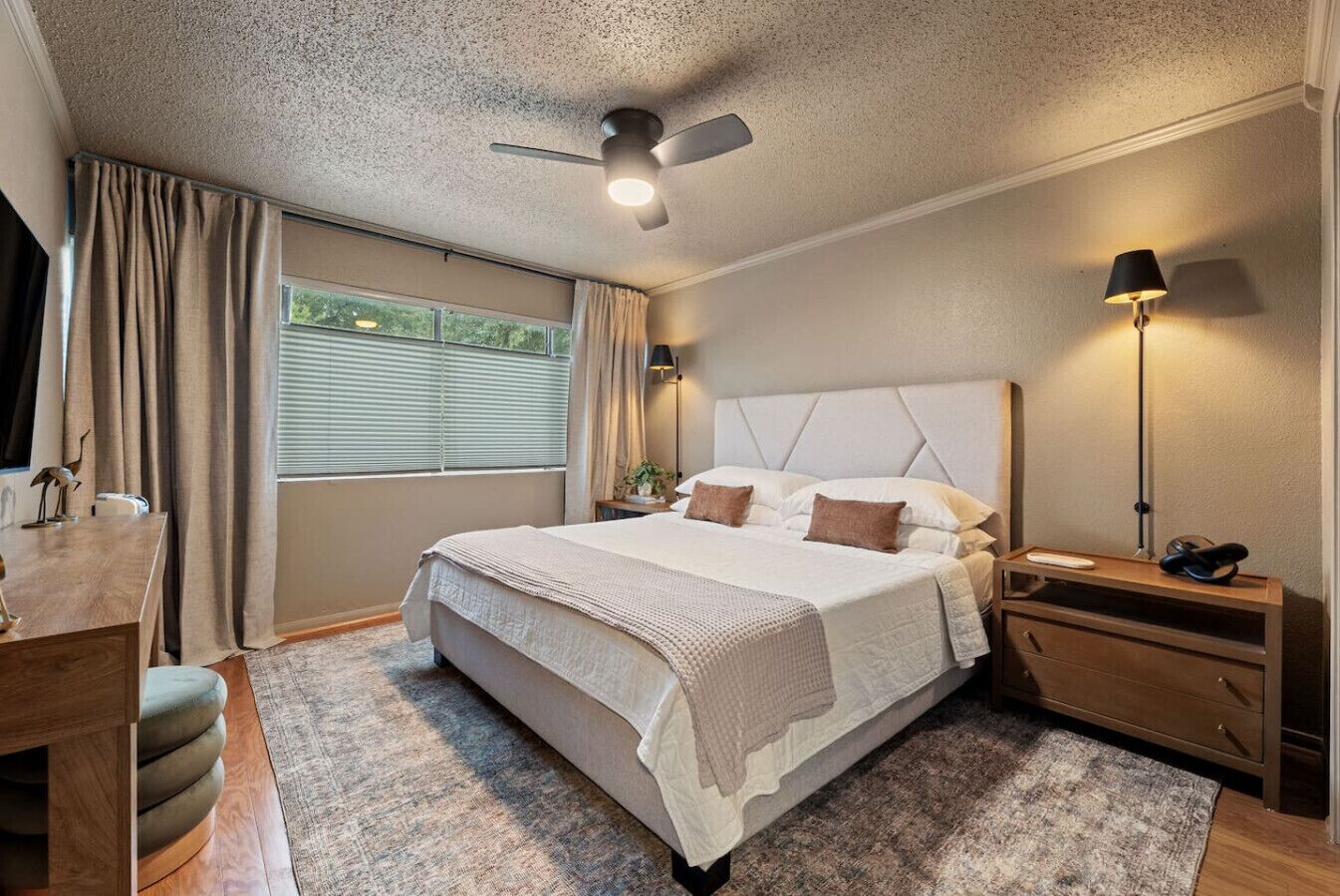 1 dormitorio, escritorio, tabla de planchar con plancha y wifi