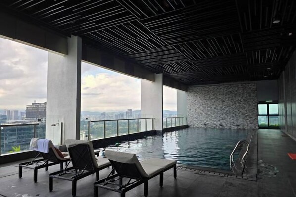 Indoor pool - Midvalley Bangsar Alfa Stylish Suite (Kuala Lumpur)