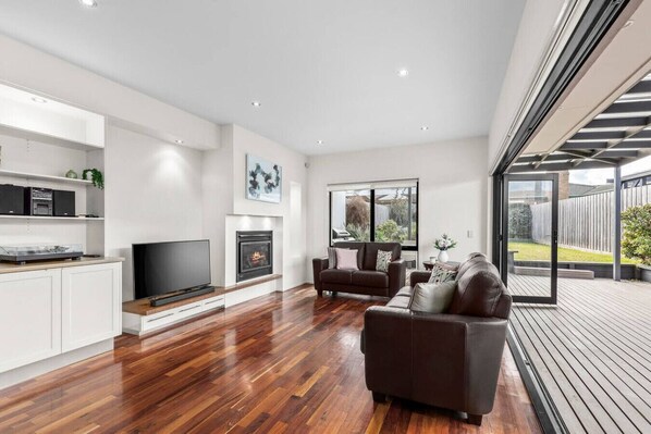 TV, fireplace