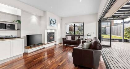 Torquay Tide - walk to the beach!