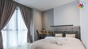 Una habitación de hotel moderna con una cama grande, un escritorio y vistas al exterior.