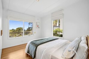3 bedrooms, iron/ironing board, WiFi, bed sheets - Prasino in Central Lorne (Lorne)