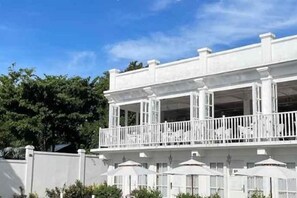 A white building with a balcony and multiple windows. - The Mark Resort Cebu (Lapu-Lapu City)