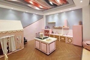 A children's playroom with a playhouse, a kitchen area, and a seating area. - The Mark Resort Cebu (Lapu-Lapu City)